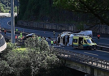 The lorry involved in the accident was left lying on the median of the AP-8.
