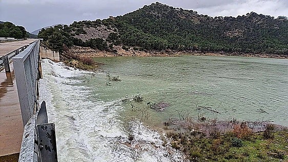 Guadalhorce Valley increases irrigation allocations but its supply network is old and in need of urgent repairs