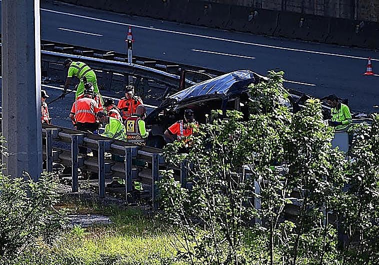Imagen principal - Five police officers killed in horror lorry collision on northern Spain motorway