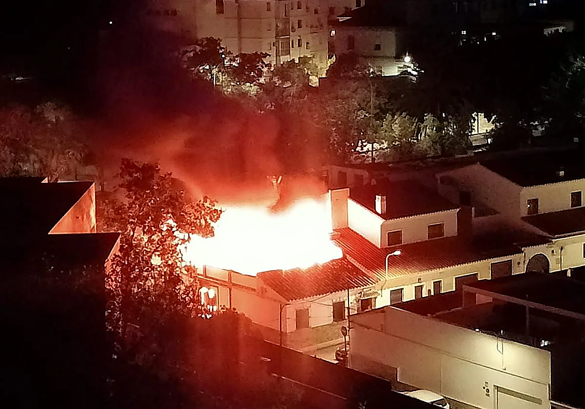 Malaga 112: early morning fire demolishes house