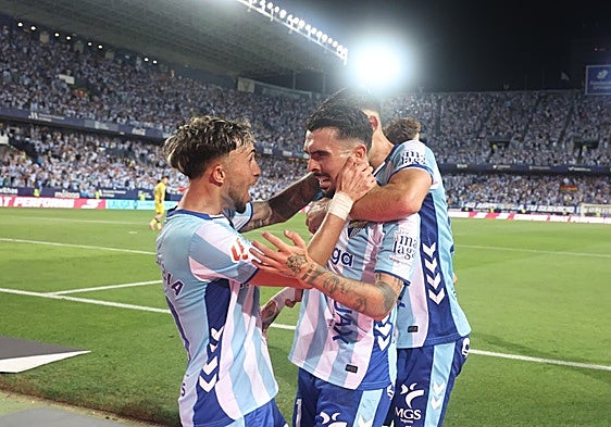 Joaquín, centre, celebrates scoring the equaliser with David Larrubia.