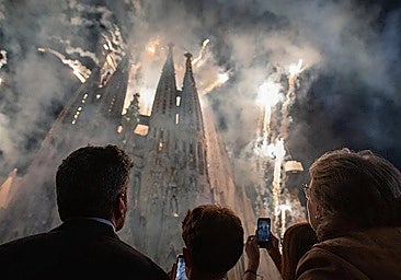 Spectators admiring the final fireworks display that crowned the Sagrada Familia.