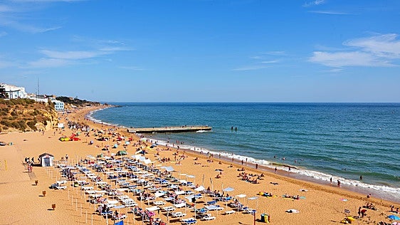 Search resumes for British tourist missing after going for a swim at Algarve beach