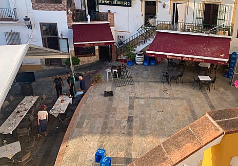 Imagen secundaria 1 - Tres imágenes de los daños en el Mesón Morisco de Sayalonga.