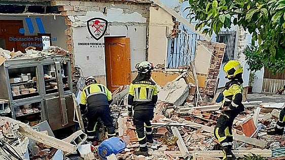 Axarquía 112: six adults and two children injured following gas explosion in restaurant