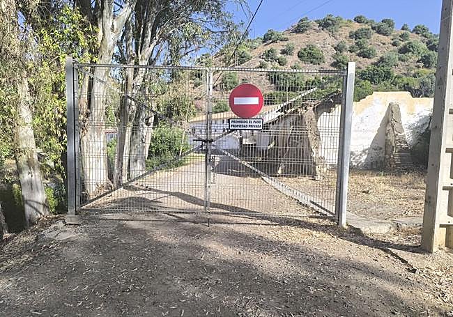 Acceso prohibido a vehículos, pero permitido a senderistas
