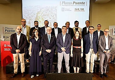 Group photo of the participants in the Guadalmedina plaza-bridges forum in Malaga.