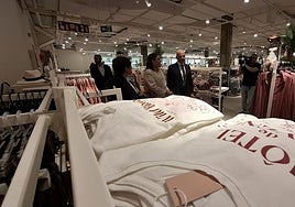 The mayor’s official visit to the El Corte Inglés store.