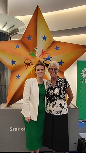 Imagen secundaria 2 - Sue with former British Ambassador in Spain Hugh Elliott and Lisa Burton, Bremain VC; at a national Rejoin march in London; with Terry Reintke MEP at the European Parliament