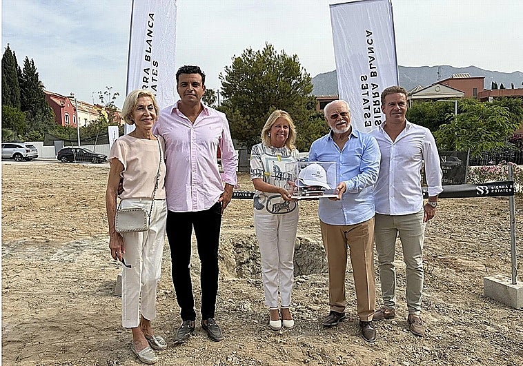 Mayor of Marbella Ángeles Muñoz and the Rodríguez family at the groundbreaking ceremony.