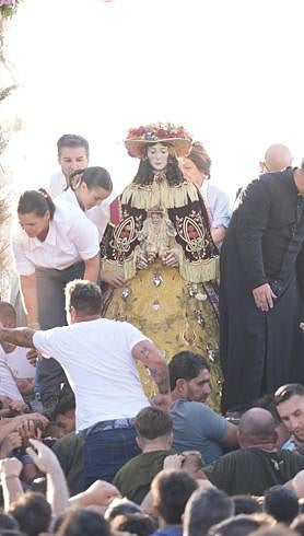 Imagen secundaria 2 - Virgin of El Rocío reaches Almonte after a 20-hour procession in the rain