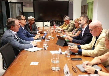 Regional minister of agriculture Ramón Fernández-Pacheco with representatives of employers' organisations in the sector.