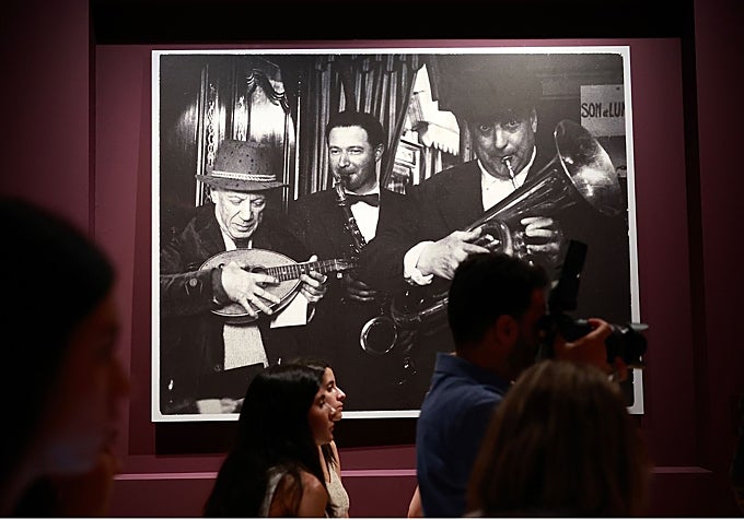 Picasso, photographed in 1959 with a mandolin, in a nod to his painting 'Los Tres Músicos'.