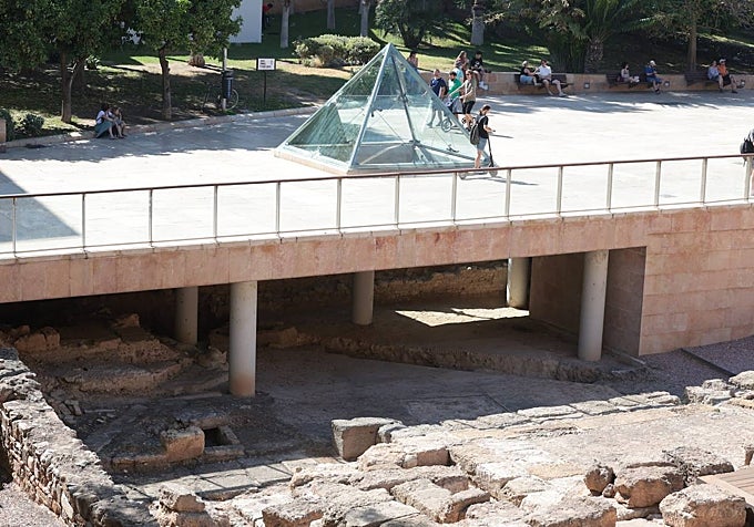 The area where the work is taking place, part of which lies beneath Calle Alcazabilla.