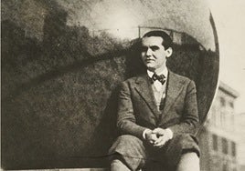A close-up of the photograph of Federico García Lorca at Columbia University in New York.