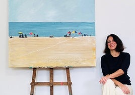 Cristina Vázquez, with one of her beach prints brimming with the radiance of everyday life.