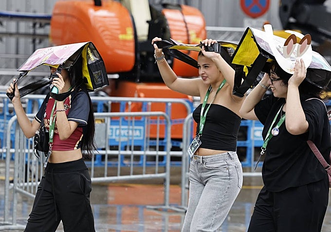 The rain took the attendees of the final day of Comic-Con by surprise.
