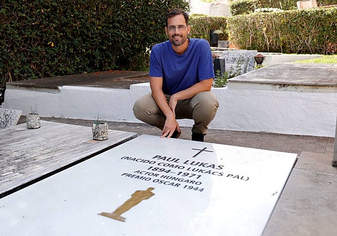 Carlos Zamarriego, standing by the grave of Paul Lukas, whom he discovered whilst taking a stroll through the cemetery in Benalmádena.