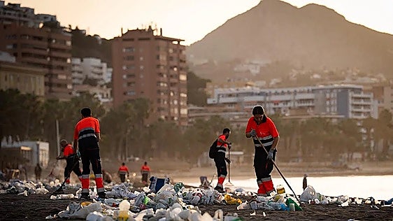 Malaga beaches wake up full of rubbish following San Juan celebrations