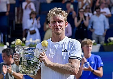 Davidovich, with the winner's trophy.