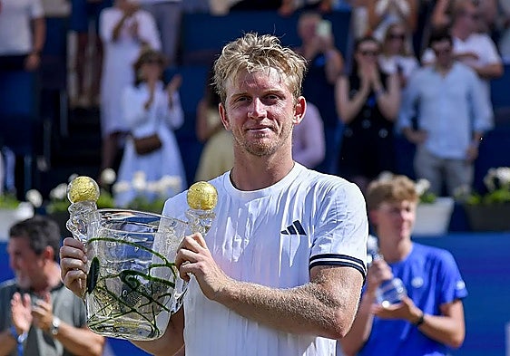 Davidovich, with the winner's trophy.