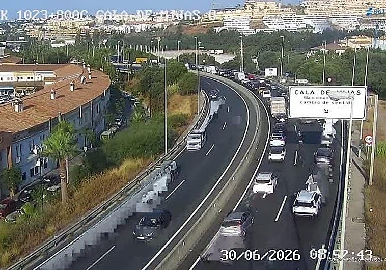Lorry snags overhead power lines, causing traffic jams on the A-7 in Mijas