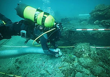 Diver from the centre for underwater archaeology studying the shipwreck off the coast of San Pedro Alcántara.