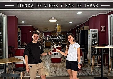 Diego Alejandro Cantó and Antonella Lourdes Arnone posing in front of Vinalium in Fuengirola.
