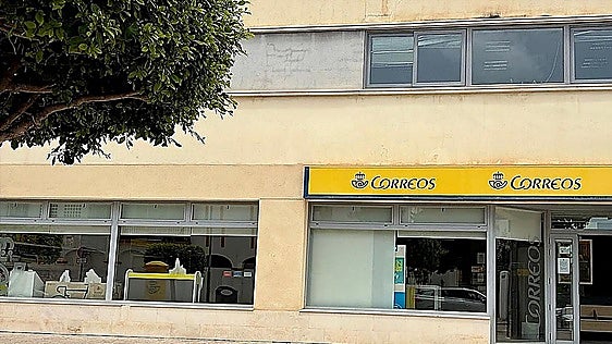 Correos puts the closure of the La Cala del Moral post office on hold