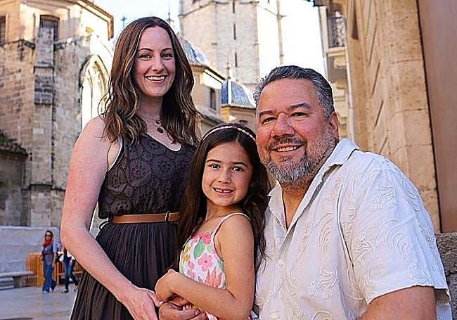 Alison and Steven Benitez with their daughter in Valencia.