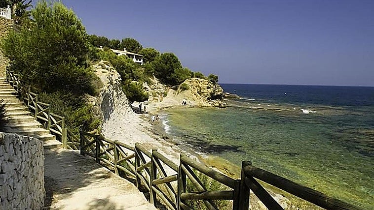 A hidden cove in Valencia: a natural pool of turquoise-green water