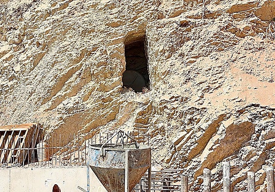 The cavity discovered during housing construction in Malaga's Pedregalejo district.