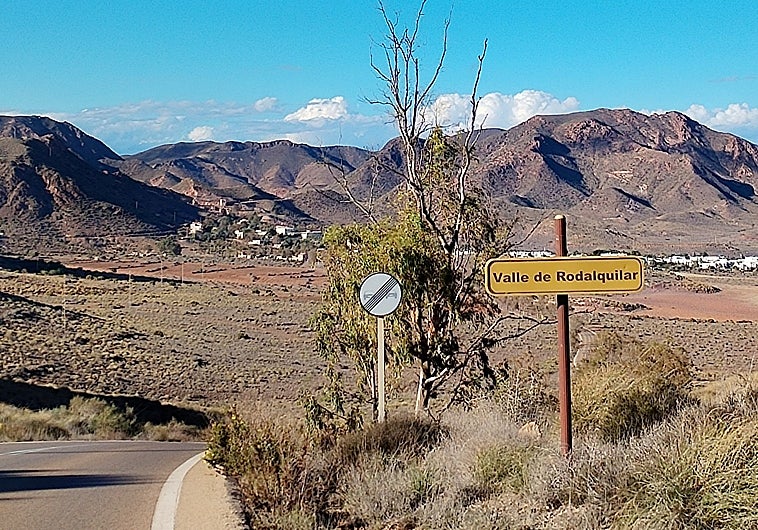 Imagen principal - Volcanic mountains and the village centre.