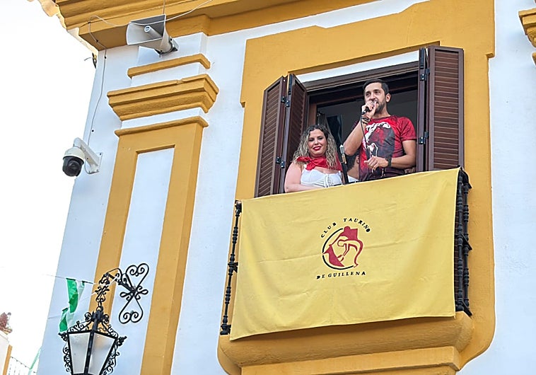Imagen principal - From the balcony to the square.