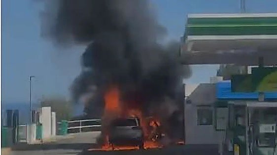 Malaga 112: car catches fire next to pumps at petrol station in Rincón de la Victoria