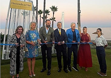 CEO of Meliá Hotels International Gabriel Escarrer (centre), next to the mayor of Estepona, cutting the ribbon to inaugurate the hotel.