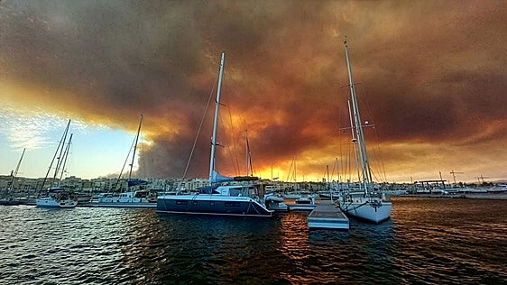 Residents instructed not to leave the areas affected by the Almeria fire or to use alternative routes without authorisation