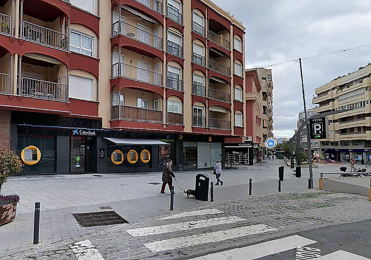 Man hands in 400 euros found at a cash machine in Motril