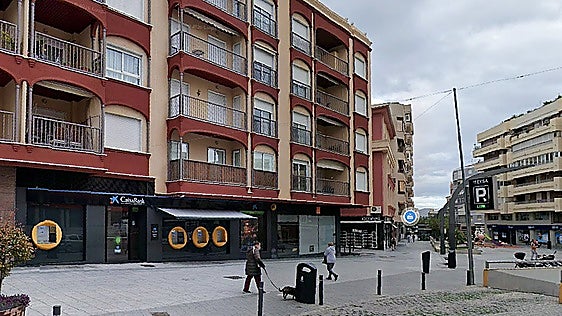 Man hands in 400 euros found at a cash machine in Motril