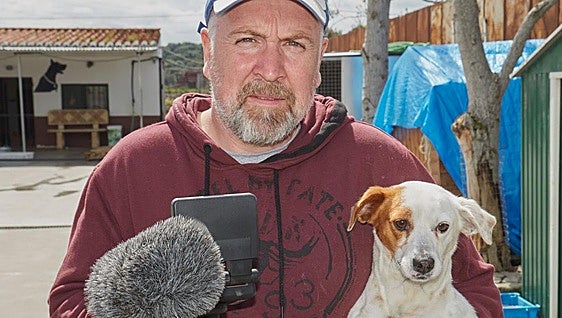 Man films his first documentary after visit to Los Barrios dog shelter
