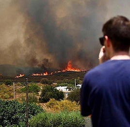 A person watches the fire that broke out in Los Gallardos.