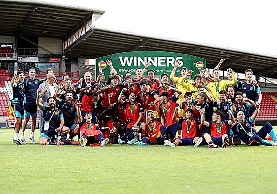 Spain's under-19 squad celebrate their win at the Racecourse Ground in Wrexham.