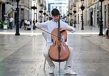 Álvaro Lozano playing his cello on Calle Larios in Malaga.