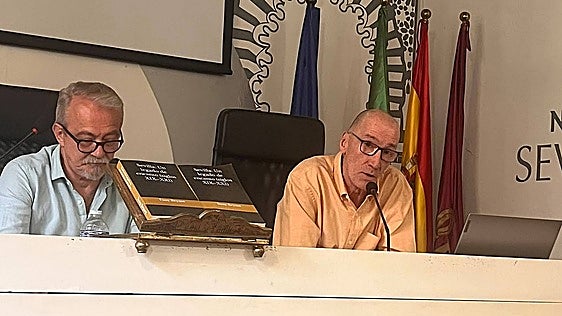 SUR in English writer presents Spanish version of his latest book in Seville
