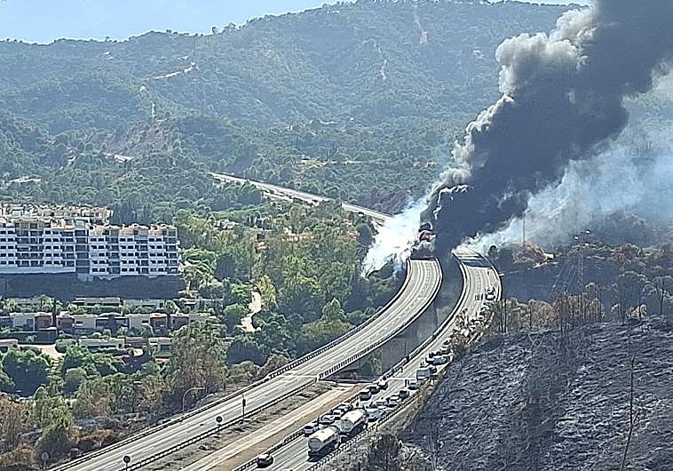 Imagen principal - Malaga AP-7 motorway collision between several vehicles and subsequent fire kill two and seriously injure five