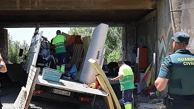 Migrant settlement under Torrox bridge dismantled by police