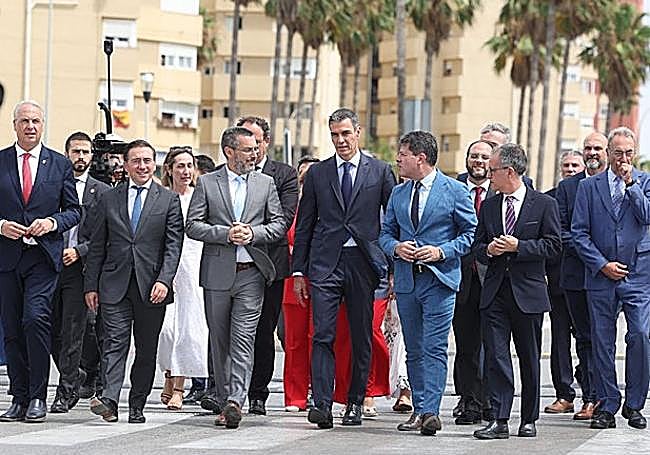 Sánchez, Picardo, the mayors of the region and the other officials.