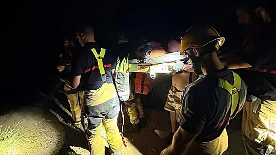 Malaga firefighters rescue person who fell down an embankment on the A-7001 road