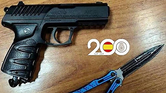 Valladolid man arrested after allegedly threatening to stab flatmates who wouldn't drink with him