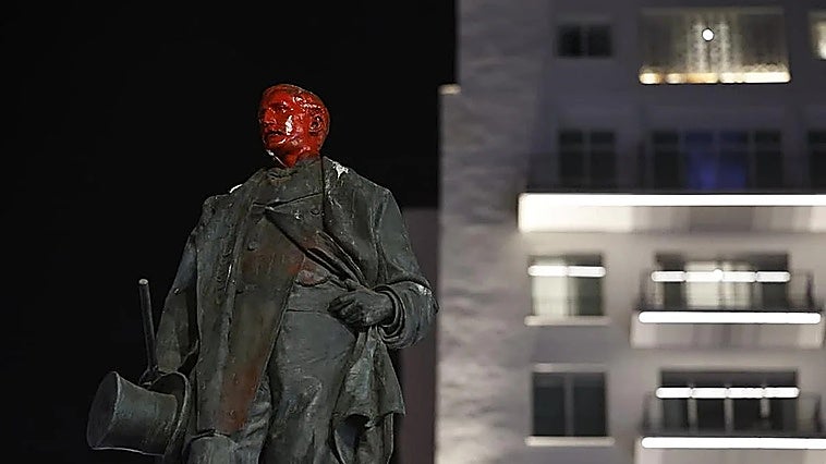 Spain fans paint head of Marqués de Larios statue in Malaga city centre red during victory celebrations